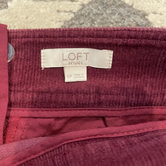 Loft corduroy skirt, burgundy colored with working pockets. - Picture 6 of 8